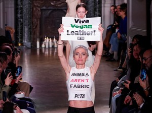 Peragaan Busana Victoria Beckham di Paris Didemo Aktivis Hewan