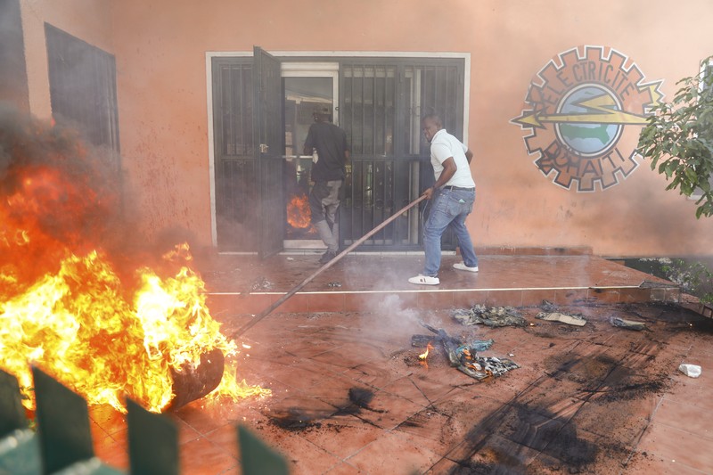 Geng kriminal menyerang penjara utama di ibu Kota Haiti, Port-au-Prince. Imbas serangan itu, belasan orang dilaporkan tewas dan memicu ribuan narapidana kabur. (AP Photo/Odelyn Joseph) Geng kriminal menyerang penjara utama di ibu Kota Haiti, Port-au-Prince. Imbas serangan itu, belasan orang dilaporkan tewas dan memicu ribuan narapidana kabur. (AP Photo/Odelyn Joseph)