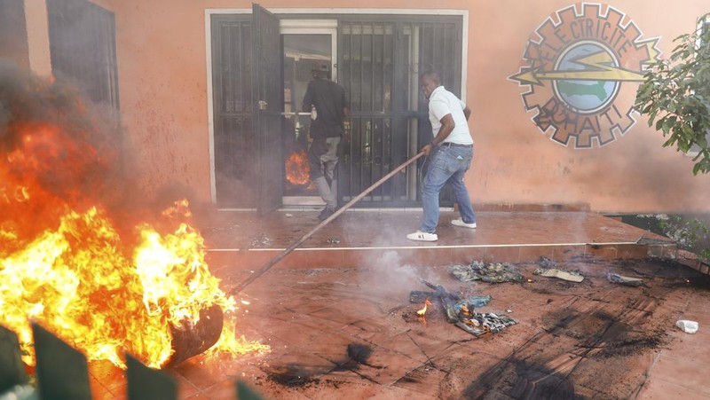 Geng kriminal menyerang penjara utama di ibu Kota Haiti, Port-au-Prince. Imbas serangan itu, belasan orang dilaporkan tewas dan memicu ribuan narapidana kabur. (AP Photo/Odelyn Joseph)