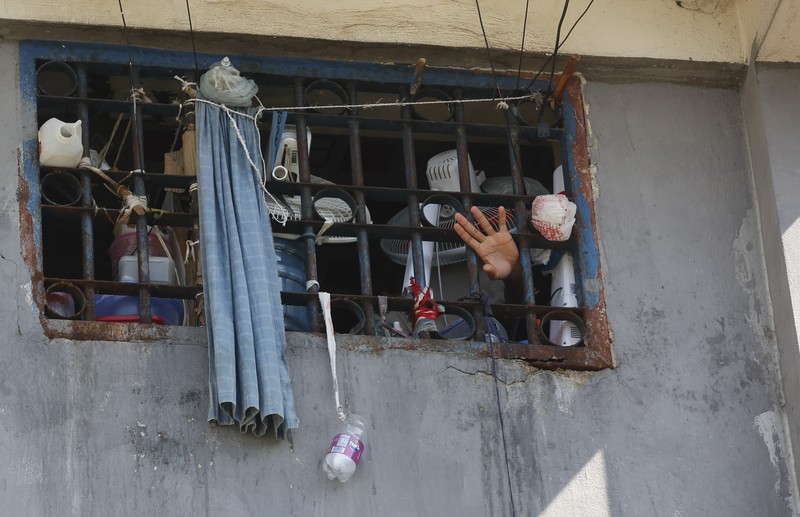 Geng kriminal menyerang penjara utama di ibu Kota Haiti, Port-au-Prince. Imbas serangan itu, belasan orang dilaporkan tewas dan memicu ribuan narapidana kabur. (AP Photo/Odelyn Joseph)