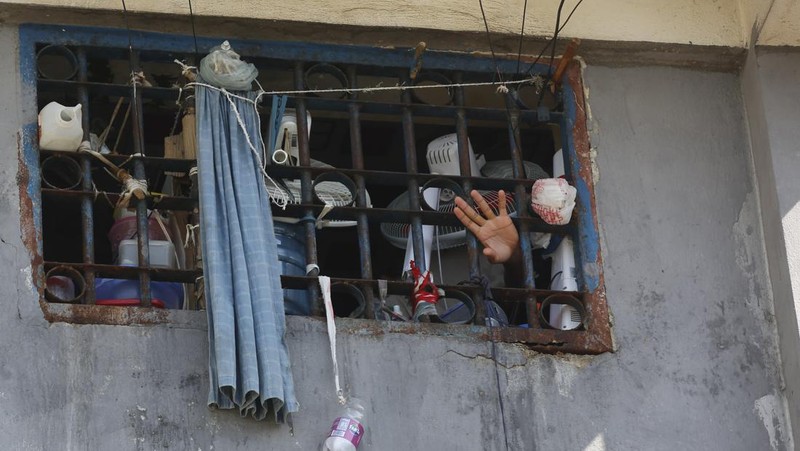 Geng kriminal menyerang penjara utama di ibu Kota Haiti, Port-au-Prince. Imbas serangan itu, belasan orang dilaporkan tewas dan memicu ribuan narapidana kabur. (AP Photo/Odelyn Joseph)