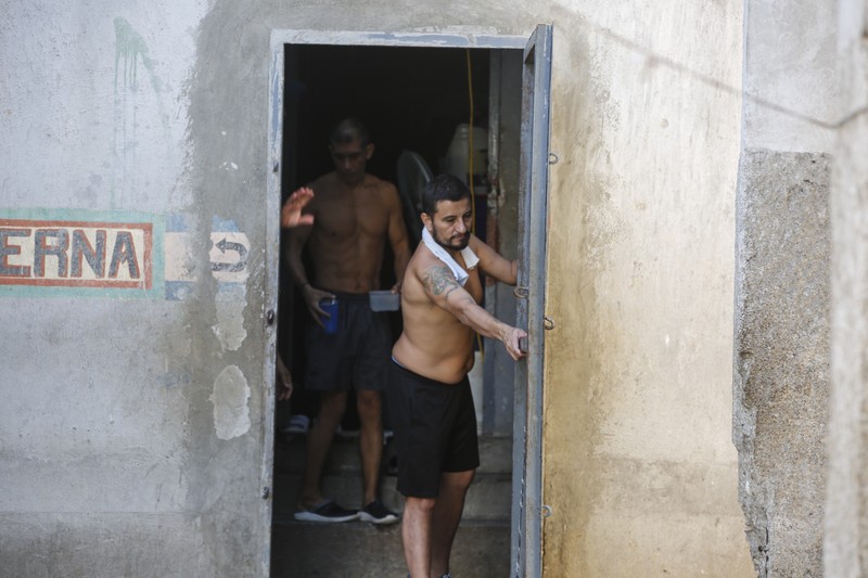 Geng kriminal menyerang penjara utama di ibu Kota Haiti, Port-au-Prince. Imbas serangan itu, belasan orang dilaporkan tewas dan memicu ribuan narapidana kabur. (AP Photo/Odelyn Joseph)