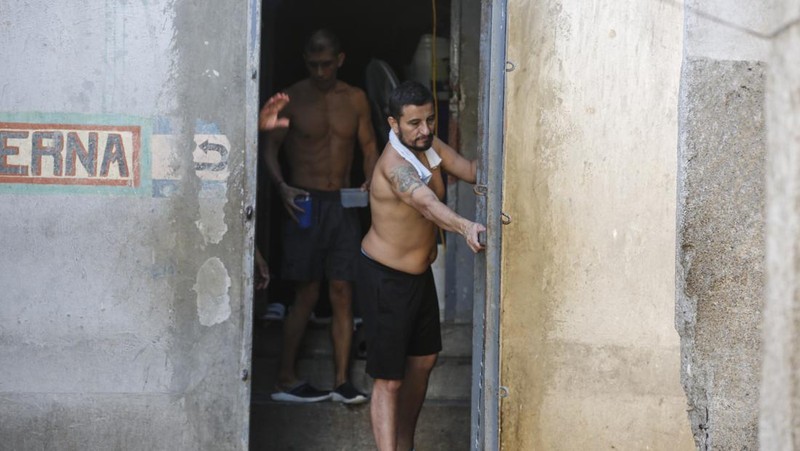 Geng kriminal menyerang penjara utama di ibu Kota Haiti, Port-au-Prince. Imbas serangan itu, belasan orang dilaporkan tewas dan memicu ribuan narapidana kabur. (AP Photo/Odelyn Joseph)