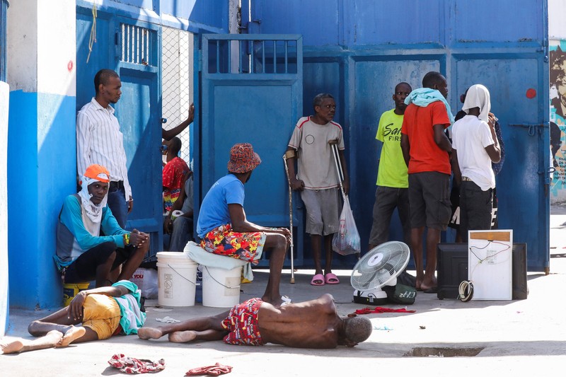 Geng kriminal menyerang penjara utama di ibu Kota Haiti, Port-au-Prince. Imbas serangan itu, belasan orang dilaporkan tewas dan memicu ribuan narapidana kabur. (AP Photo/Odelyn Joseph)