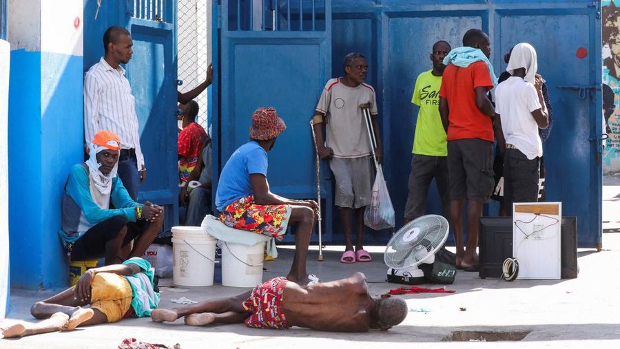 Geng kriminal menyerang penjara utama di ibu Kota Haiti, Port-au-Prince. Imbas serangan itu, belasan orang dilaporkan tewas dan memicu ribuan narapidana kabur. (AP Photo/Odelyn Joseph)
