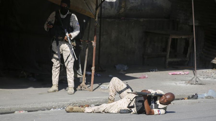 Geng kriminal menyerang penjara utama di ibu Kota Haiti, Port-au-Prince. Imbas serangan itu, belasan orang dilaporkan tewas dan memicu ribuan narapidana kabur. (AP Photo/Odelyn Joseph)