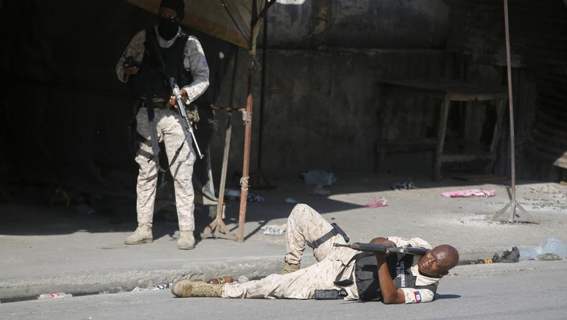 Geng kriminal menyerang penjara utama di ibu Kota Haiti, Port-au-Prince. Imbas serangan itu, belasan orang dilaporkan tewas dan memicu ribuan narapidana kabur. (AP Photo/Odelyn Joseph)