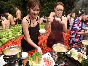 Gokil! 5 Kolam Pemandian Ini Isi Air Cokelat dan Kuah Hotpot