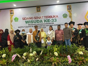 Haru Orang Tua Gantikan Wisuda Mendiang Putrinya di IAIN Gorontalo