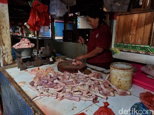Nggak Cuma Beras, Telur hingga Ayam Potong di Surabaya Naik Jelang Ramadan
