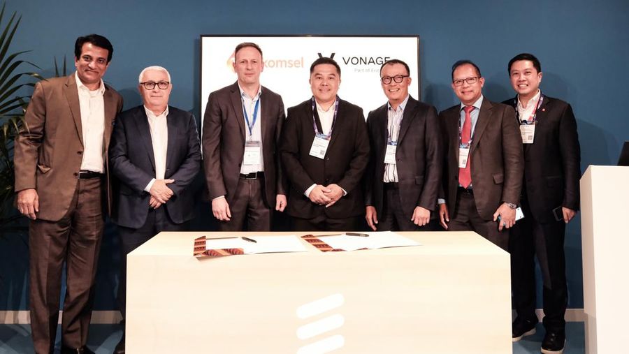 Head of Ericsson Indonesia, Krishna Patil; Senior Vice President & Head of Ericsson South East Asia, Oceania & India, Nunzio Mirtillo; EVP and Head of CPaaS and GNP Sales Vonage, Seckin Arikan; Vice President Enterprise Product Management and Development Telkomsel, Kwok Wai Kiat; Direktur Utama Telkomsel, Nugroho; Komisaris Telkomsel, Heri Supriadi; dan Direktur Marketing Telkomsel, Derrick Heng dalam prosesi penandatanganan kesepakatan kolaborasi antara Telkomsel dan Vonage yang bertepatan dengan berlangsungnya perhelatan Mobile World Congress 2024 di Barcelona, Spanyol.