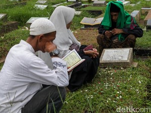 Doa Ziarah Kubur Orang Tua Lengkap dengan Penutupnya