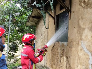 Rumah di Bogor Terbakar Diduga Akibat Korsleting Saat Ngecas HP