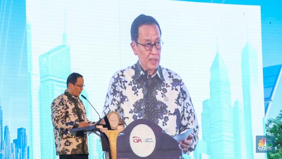 Kepala Eksekutif Pengawas Perbankan OJK, Dian Ediana Rae memberikan sambutan dalam acara Seremonial bertajuk 'Indonesia Banking Road to Net Zero Emission' di Jakarta, Senin (4/3/2024). (CNBC Indonesia/Faisal Rahman)