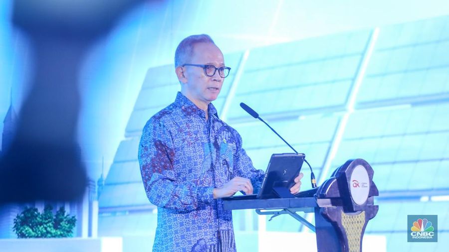 Ketua Dewan Komisioner OJK, Mahendra Siregar memberikan sambutan dalam acara Seremonial bertajuk 'Indonesia Banking Road to Net Zero Emission' di Jakarta, Senin (4/3/2024). (CNBC Indonesia/Faisal Rahman)