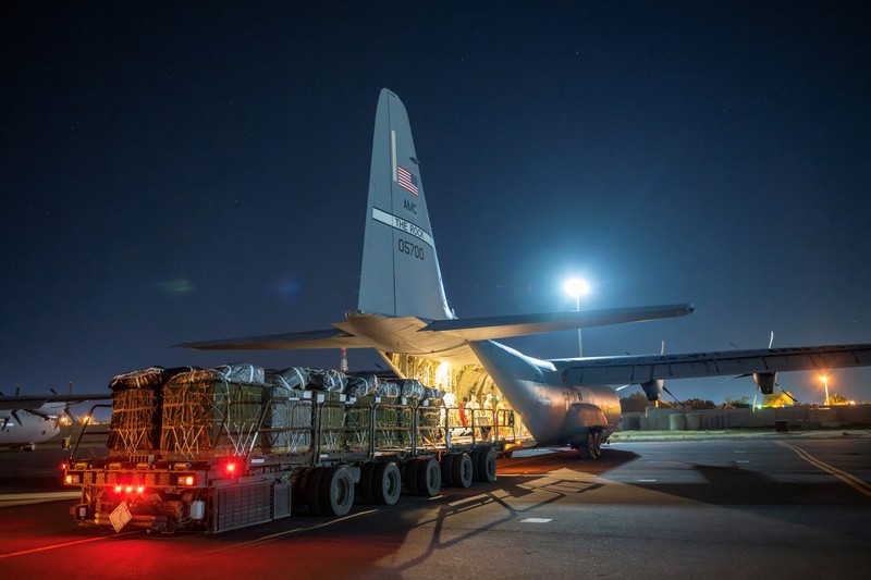 Lebih dari 38.000 Makanan Siap Makan dan air yang ditujukan untuk penerjunan udara di Gaza dimuat ke dalam pesawat Super Hercules C-130J Angkatan Udara AS di lokasi yang dirahasiakan di Asia Barat Daya, 1 Maret 2024. Lebih dari 38.000 Makanan Siap Makan dan air yang ditujukan untuk penerjunan udara di Gaza dimuat ke dalam pesawat Super Hercules C-130J Angkatan Udara AS di lokasi yang dirahasiakan di Asia Barat Daya, 1 Maret 2024. (U.S. Air Force/Handout via REUTERS)