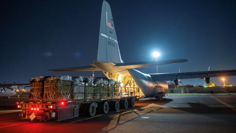 Lebih dari 38.000 Makanan Siap Makan dan air yang ditujukan untuk penerjunan udara di Gaza dimuat ke dalam pesawat Super Hercules C-130J Angkatan Udara AS di lokasi yang dirahasiakan di Asia Barat Daya, 1 Maret 2024. (U.S. Air Force/Handout via REUTERS)
