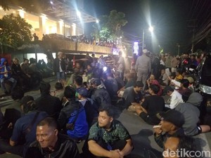 Ribuan Pendukung Caleg PAN DPR RI Geruduk Lokasi Rekapitulasi Kabupaten Jember