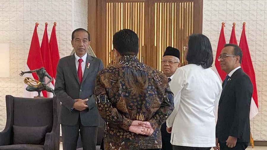Menteri Keuangan (Menkeu), Sri Mulyani Indrawati memberikan laporan singkat hasil G20 Brazil kepada Presiden, Sebelum Presiden Joko Widodo bertolak ke Australia, Dan sebelum rapat internal Presiden dan Wapres. Mengenai BBM rendah sulfur di Pangkalan AU Halim Perdana Kusuma. (Instagram @smindrawati)