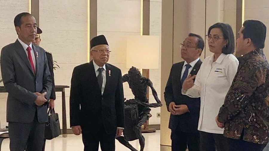Menteri Keuangan (Menkeu), Sri Mulyani Indrawati memberikan laporan singkat hasil G20 Brazil kepada Presiden, Sebelum Presiden Joko Widodo bertolak ke Australia, Dan sebelum rapat internal Presiden dan Wapres. Mengenai BBM rendah sulfur di Pangkalan AU Halim Perdana Kusuma. (Instagram @smindrawati)