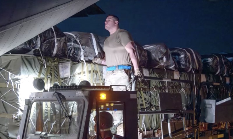 Lebih dari 38.000 Makanan Siap Makan dan air yang ditujukan untuk penerjunan udara di Gaza dimuat ke dalam pesawat Super Hercules C-130J Angkatan Udara AS di lokasi yang dirahasiakan di Asia Barat Daya, 1 Maret 2024. Lebih dari 38.000 Makanan Siap Makan dan air yang ditujukan untuk penerjunan udara di Gaza dimuat ke dalam pesawat Super Hercules C-130J Angkatan Udara AS di lokasi yang dirahasiakan di Asia Barat Daya, 1 Maret 2024. (U.S. Air Force/Handout via REUTERS)