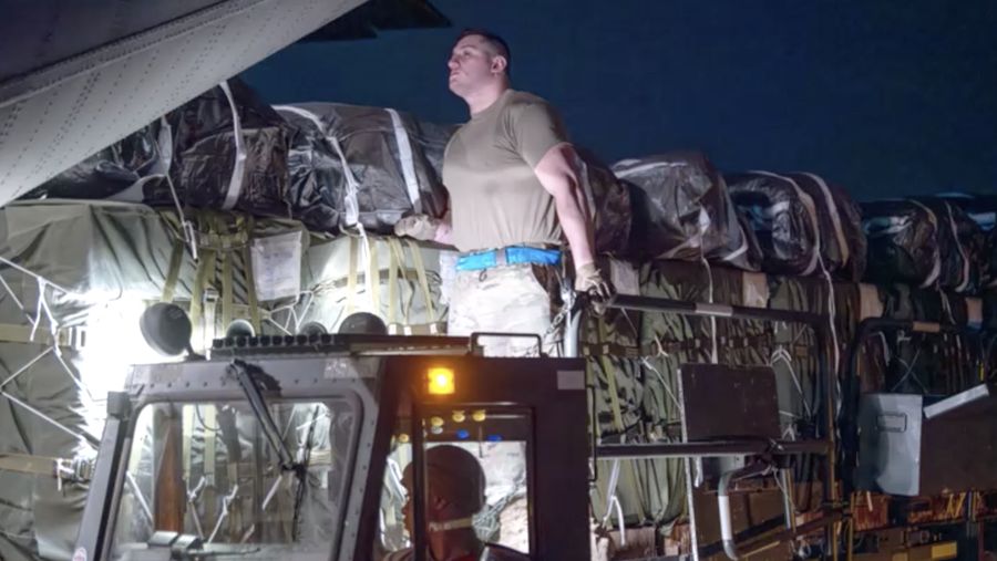 Lebih dari 38.000 Makanan Siap Makan dan air yang ditujukan untuk penerjunan udara di Gaza dimuat ke dalam pesawat Super Hercules C-130J Angkatan Udara AS di lokasi yang dirahasiakan di Asia Barat Daya, 1 Maret 2024. (U.S. Air Force/Handout via REUTERS)