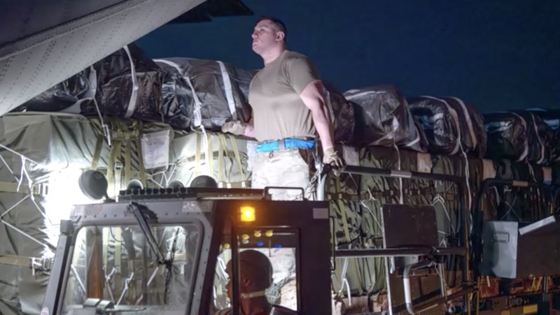 Lebih dari 38.000 Makanan Siap Makan dan air yang ditujukan untuk penerjunan udara di Gaza dimuat ke dalam pesawat Super Hercules C-130J Angkatan Udara AS di lokasi yang dirahasiakan di Asia Barat Daya, 1 Maret 2024. (U.S. Air Force/Handout via REUTERS)