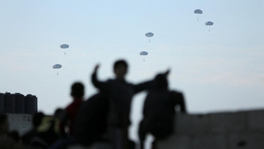 Lebih dari 38.000 Makanan Siap Makan dan air yang ditujukan untuk penerjunan udara di Gaza dimuat ke dalam pesawat Super Hercules C-130J Angkatan Udara AS di lokasi yang dirahasiakan di Asia Barat Daya, 1 Maret 2024. (U.S. Air Force/Handout via REUTERS)