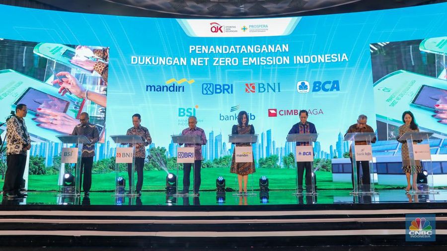 Otoritas Jasa Keuangan (OJK) meluncurkan panduan climate risk management & scenario analysis (CRMS) untuk sektor perbankan 'Indonesia Banking Road to Net Zero Emission' di Jakarta, Senin (4/3/2024). (CNBC Indonesia/Faisal Rahman)