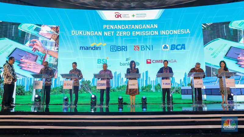 Otoritas Jasa Keuangan (OJK) meluncurkan panduan climate risk management & scenario analysis (CRMS) untuk sektor perbankan 'Indonesia Banking Road to Net Zero Emission' di Jakarta, Senin (4/3/2024). (CNBC Indonesia/Faisal Rahman)