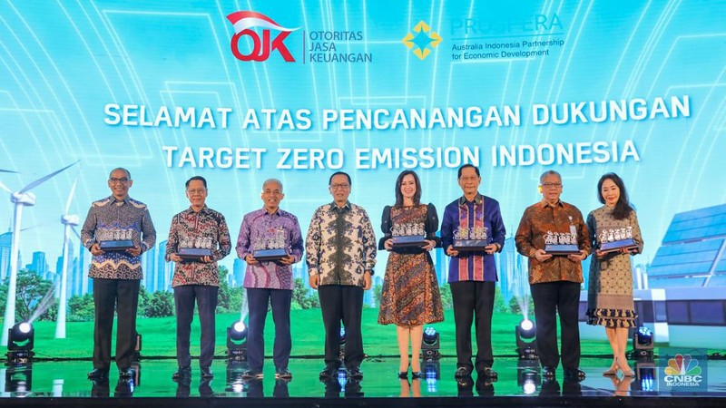 Otoritas Jasa Keuangan (OJK) meluncurkan panduan climate risk management & scenario analysis (CRMS) untuk sektor perbankan 'Indonesia Banking Road to Net Zero Emission' di Jakarta, Senin (4/3/2024). (CNBC Indonesia/Faisal Rahman)