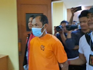 Penampakan Suami Pembunuh Istri di Kos Tambora Berbaju Tahanan