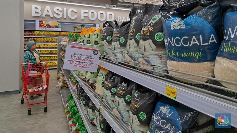 Pengunjung melihat poduk beras kemasan saat berbelanja pada salah satu gerai Lotte Mart di Jakarta, Senin (4/2/2024). (CNBC Indonesia/Faisal Rahman)