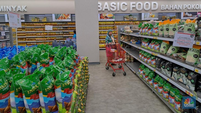 Pengunjung melihat poduk beras kemasan saat berbelanja pada salah satu gerai Lotte Mart di Jakarta, Senin (4/2/2024). (CNBC Indonesia/Faisal Rahman)