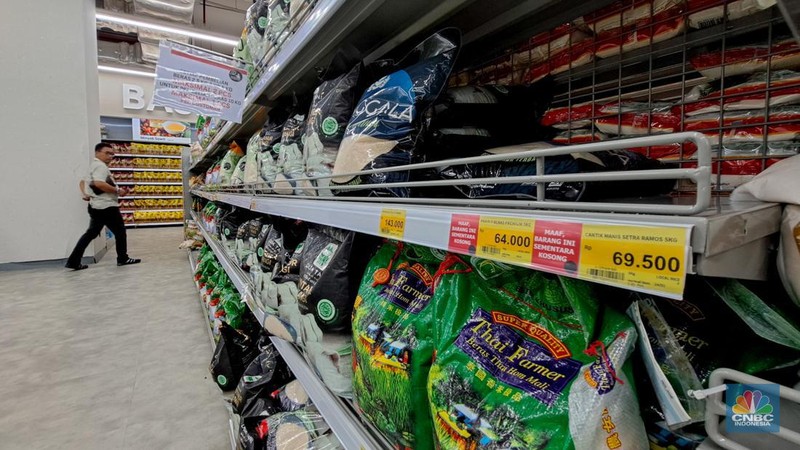 Pengunjung melihat poduk beras kemasan saat berbelanja pada salah satu gerai Lotte Mart di Jakarta, Senin (4/2/2024). (CNBC Indonesia/Faisal Rahman)