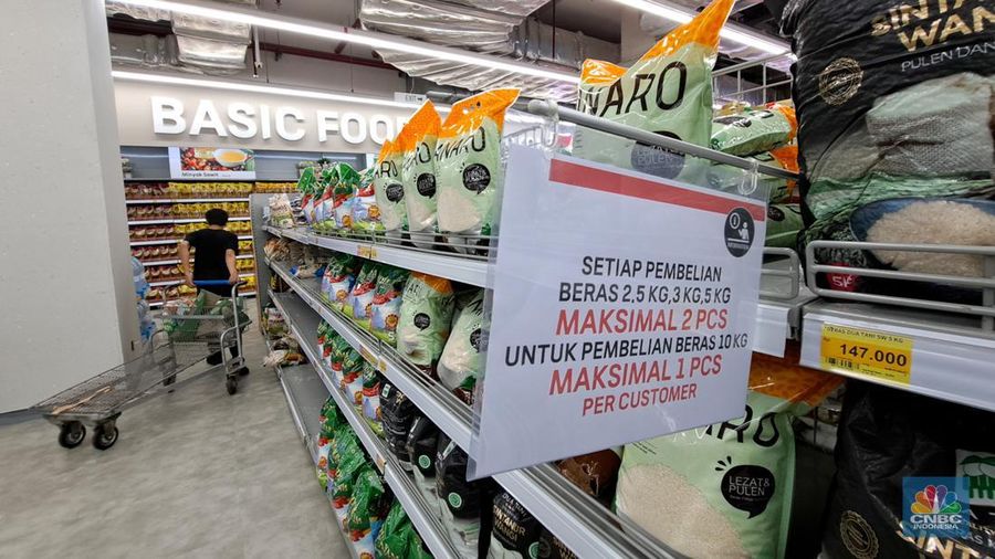 Pengunjung melihat poduk beras kemasan saat berbelanja pada salah satu gerai Lotte Mart di Jakarta, Senin (4/2/2024). (CNBC Indonesia/Faisal Rahman)