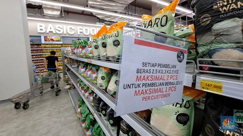 Pengunjung melihat poduk beras kemasan saat berbelanja pada salah satu gerai Lotte Mart di Jakarta, Senin (4/2/2024). (CNBC Indonesia/Faisal Rahman)
