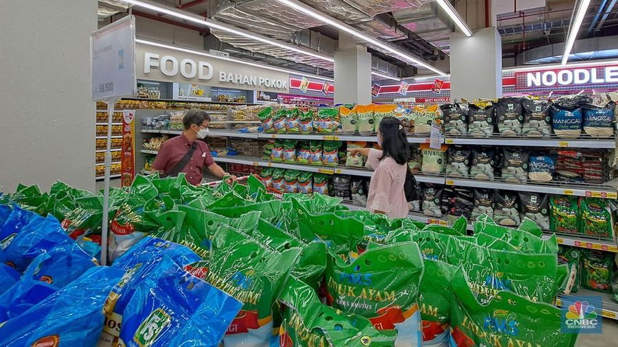 Pengunjung melihat poduk beras kemasan saat berbelanja pada salah satu gerai Lotte Mart di Jakarta, Senin (4/2/2024). (CNBC Indonesia/Faisal Rahman)