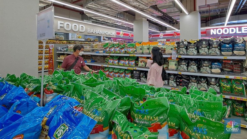 Pengunjung melihat poduk beras kemasan saat berbelanja pada salah satu gerai Lotte Mart di Jakarta, Senin (4/2/2024). (CNBC Indonesia/Faisal Rahman)