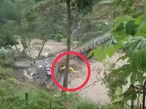 Banjir Terjang Pekalongan, Sapi-Alat Berat Hanyut