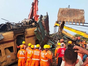 Tabrakan Kereta India, Masinis Ternyata Sedang Nonton Kriket di HP