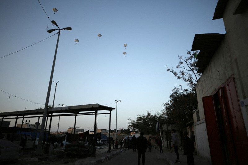 Tentara AS melakukan pertolongan pertama di Gaza, di tengah konflik yang sedang berlangsung antara Israel dan kelompok Islam Palestina Hamas, di Kota Gaza, 2 Maret 2024. (via REUTERS/Tech. Sgt. Christopher Hubenthal) Tentara AS melakukan pertolongan pertama di Gaza, di tengah konflik yang sedang berlangsung antara Israel dan kelompok Islam Palestina Hamas, di Kota Gaza, 2 Maret 2024. (via REUTERS/Tech. Sgt. Christopher Hubenthal)