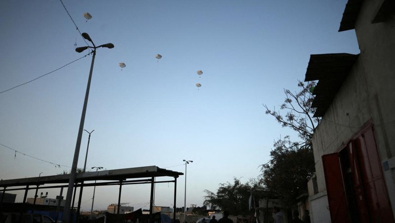 Tentara AS melakukan pertolongan pertama di Gaza, di tengah konflik yang sedang berlangsung antara Israel dan kelompok Islam Palestina Hamas, di Kota Gaza, 2 Maret 2024. (via REUTERS/Tech. Sgt. Christopher Hubenthal)