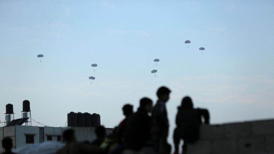 Tentara AS melakukan pertolongan pertama di Gaza, di tengah konflik yang sedang berlangsung antara Israel dan kelompok Islam Palestina Hamas, di Kota Gaza, 2 Maret 2024. (REUTERS/Kosay Al Nemer)