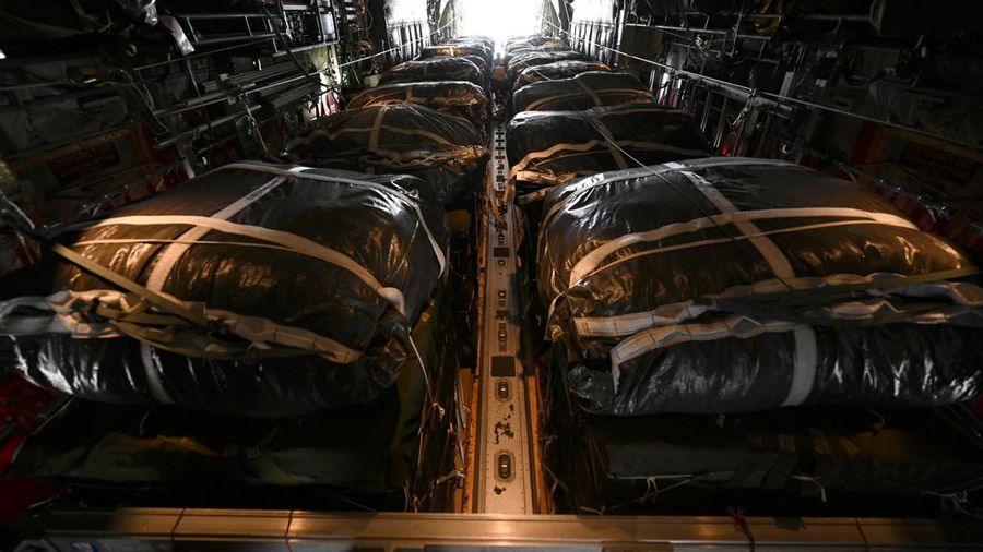 Tentara AS melakukan pertolongan pertama di Gaza, di tengah konflik yang sedang berlangsung antara Israel dan kelompok Islam Palestina Hamas, di Kota Gaza, 2 Maret 2024. (via REUTERS/Tech. Sgt. Christopher Hubenthal)