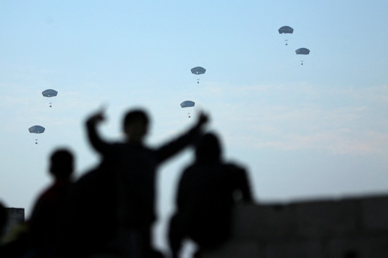 Tentara AS melakukan pertolongan pertama di Gaza, di tengah konflik yang sedang berlangsung antara Israel dan kelompok Islam Palestina Hamas, di Kota Gaza, 2 Maret 2024. (via REUTERS/Tech. Sgt. Christopher Hubenthal) Tentara AS melakukan pertolongan pertama di Gaza, di tengah konflik yang sedang berlangsung antara Israel dan kelompok Islam Palestina Hamas, di Kota Gaza, 2 Maret 2024. (via REUTERS/Tech. Sgt. Christopher Hubenthal)