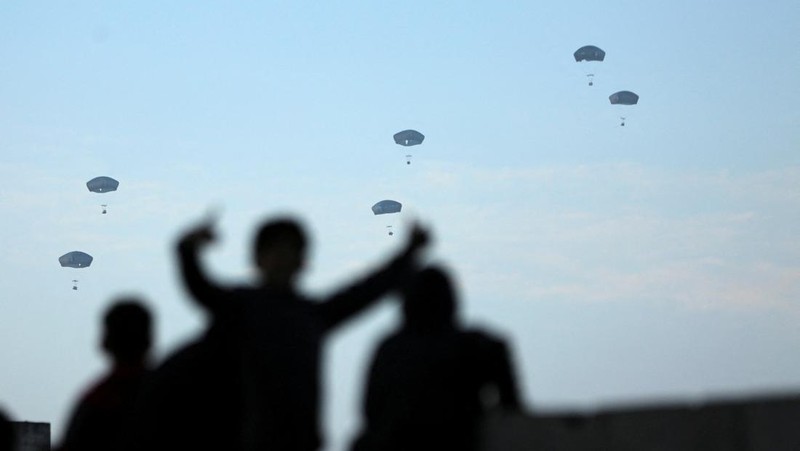 Tentara AS melakukan pertolongan pertama di Gaza, di tengah konflik yang sedang berlangsung antara Israel dan kelompok Islam Palestina Hamas, di Kota Gaza, 2 Maret 2024. (via REUTERS/Tech. Sgt. Christopher Hubenthal)