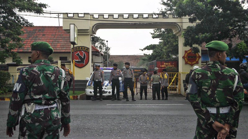 Terjadi ledakan keras di Asrama Brimob Jalan Gresik, Krembangan, Surabaya, terdengar hingga radius 3 Km. Suara ledakan keras itu terdengar sekitar pukul 10.30 WIB, Senin (4/3/2024). (Dok. Detikcom/Rifki Afifan Pridiasto)