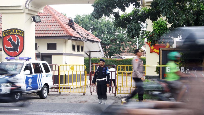 Terjadi ledakan keras di Asrama Brimob Jalan Gresik, Krembangan, Surabaya, terdengar hingga radius 3 Km. Suara ledakan keras itu terdengar sekitar pukul 10.30 WIB, Senin (4/3/2024). (Dok. Detikcom/Rifki Afifan Pridiasto)