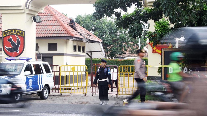 Terjadi ledakan keras di Asrama Brimob Jalan Gresik, Krembangan, Surabaya, terdengar hingga radius 3 Km. Suara ledakan keras itu terdengar sekitar pukul 10.30 WIB, Senin (4/3/2024). (Dok. Detikcom/Rifki Afifan Pridiasto)
